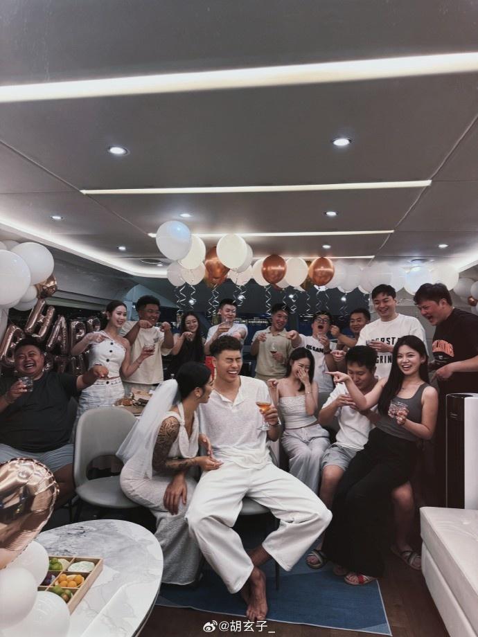 华体会体育-李添荣女友晒被求婚的现场照：爱的故事💐🤍💍